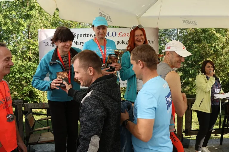 Biegiem oddali hołd marynarzom i ułanom (zdjęcia, wideo)