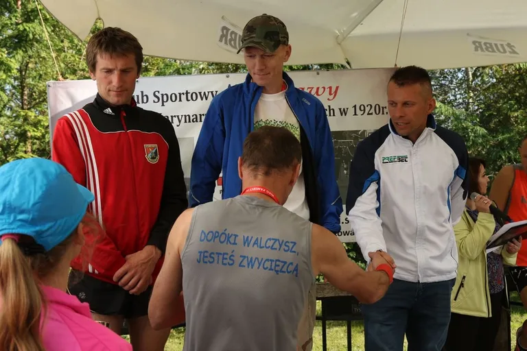 Biegiem oddali hołd marynarzom i ułanom (zdjęcia, wideo)