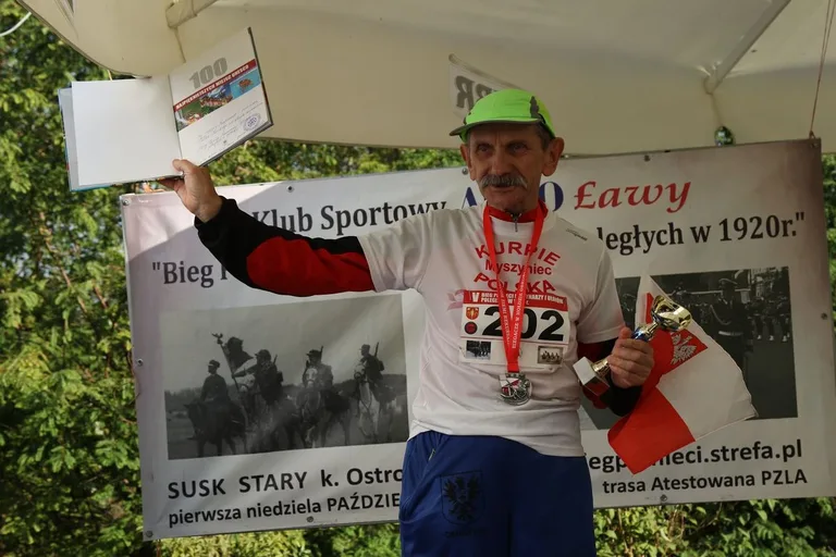 Biegiem oddali hołd marynarzom i ułanom (zdjęcia, wideo)