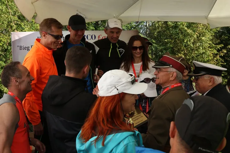 Biegiem oddali hołd marynarzom i ułanom (zdjęcia, wideo)