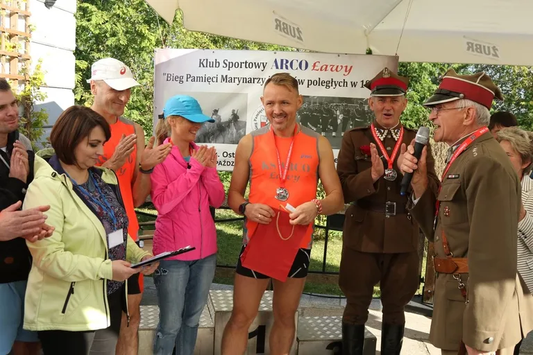 Biegiem oddali hołd marynarzom i ułanom (zdjęcia, wideo)