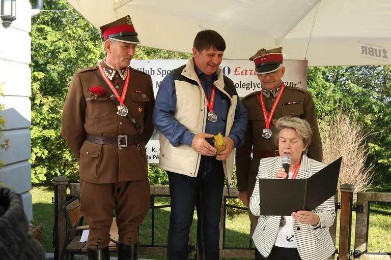 Biegiem oddali hołd marynarzom i ułanom (zdjęcia, wideo)