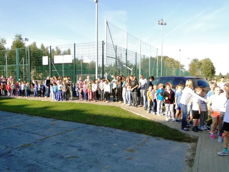 Ewakuowano około 150 osób ze szkoły w Jelonkach (zdjęcia)