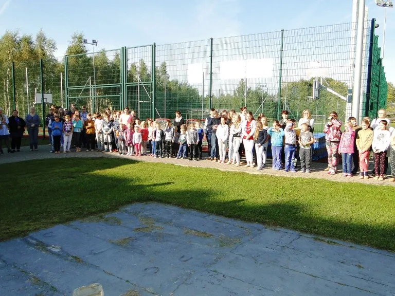 Ewakuowano około 150 osób ze szkoły w Jelonkach (zdjęcia)