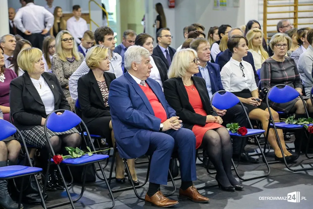 Wręczono stypendia Prezesa Rady Ministrów. Nagrodzono siedmioro uczniów z powiatu ostrowskiego (zdjęcia, wideo)