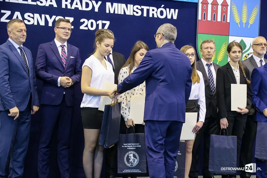 Wręczono stypendia Prezesa Rady Ministrów. Nagrodzono siedmioro uczniów z powiatu ostrowskiego (zdjęcia, wideo)