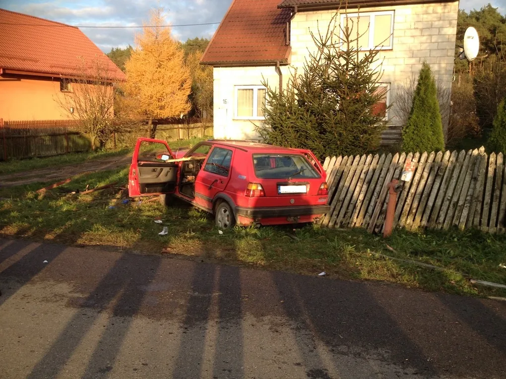 Stracił panowanie nad pojazdem. Wjechał w płot (zdjęcia)