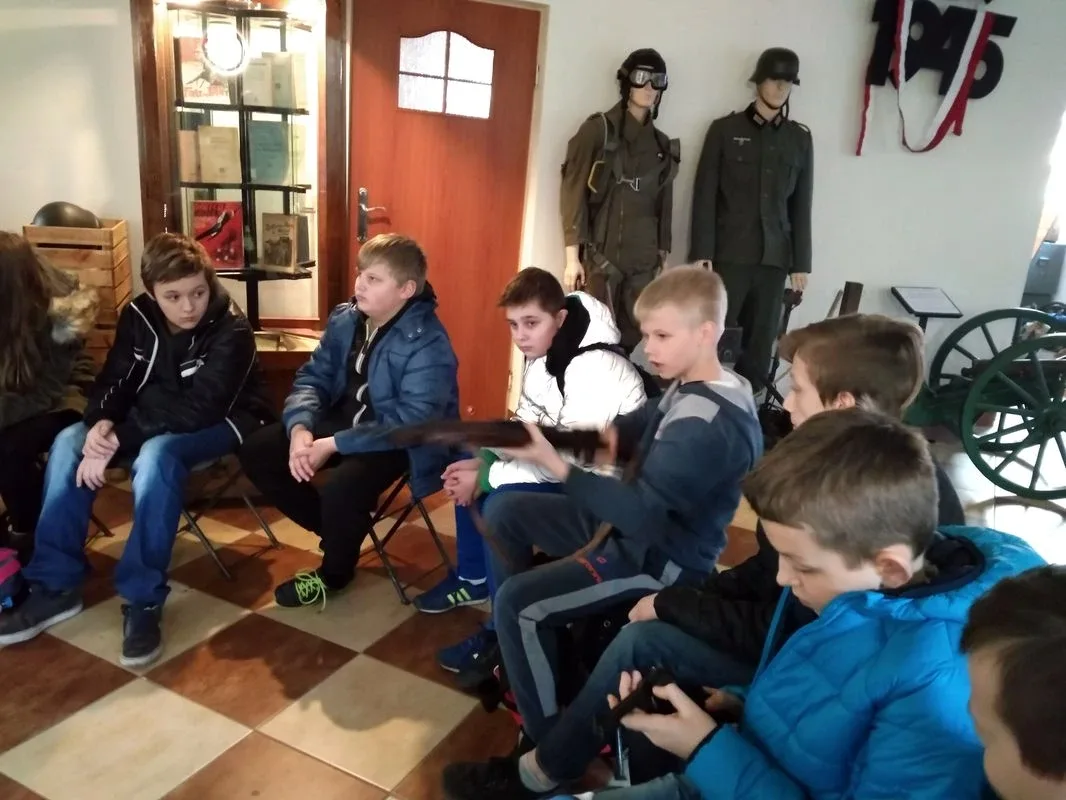 Kolejna grupa uczniów odwiedziła muzeum w Józefowie (zdjęcia)