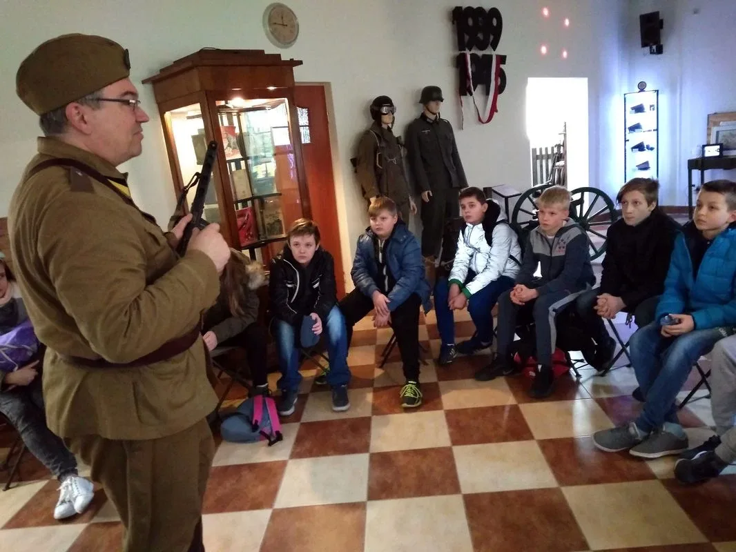 Kolejna grupa uczniów odwiedziła muzeum w Józefowie (zdjęcia)