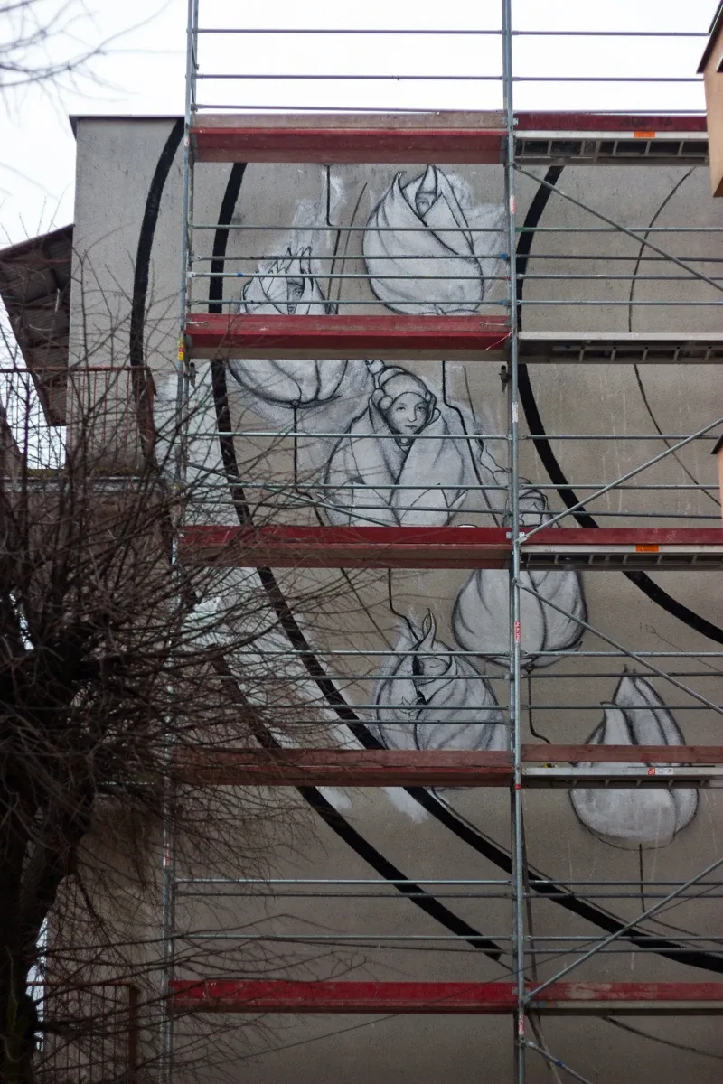 Powstaje mural na ścianie bloku przy ul. ks. Anny Mazowieckiej (zdjęcia)