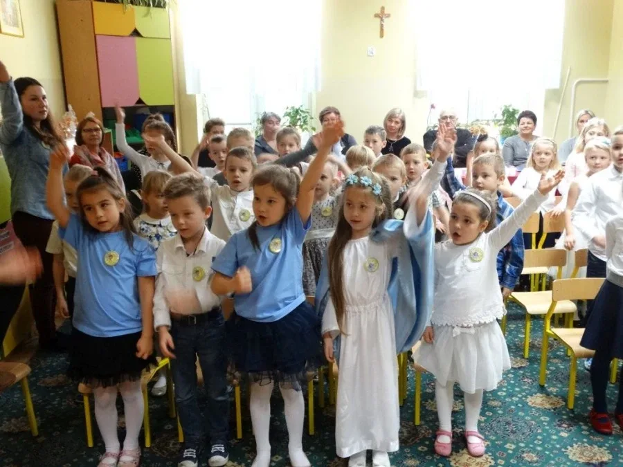 Przedszkolaki w piosence religijnej (zdjęcia)