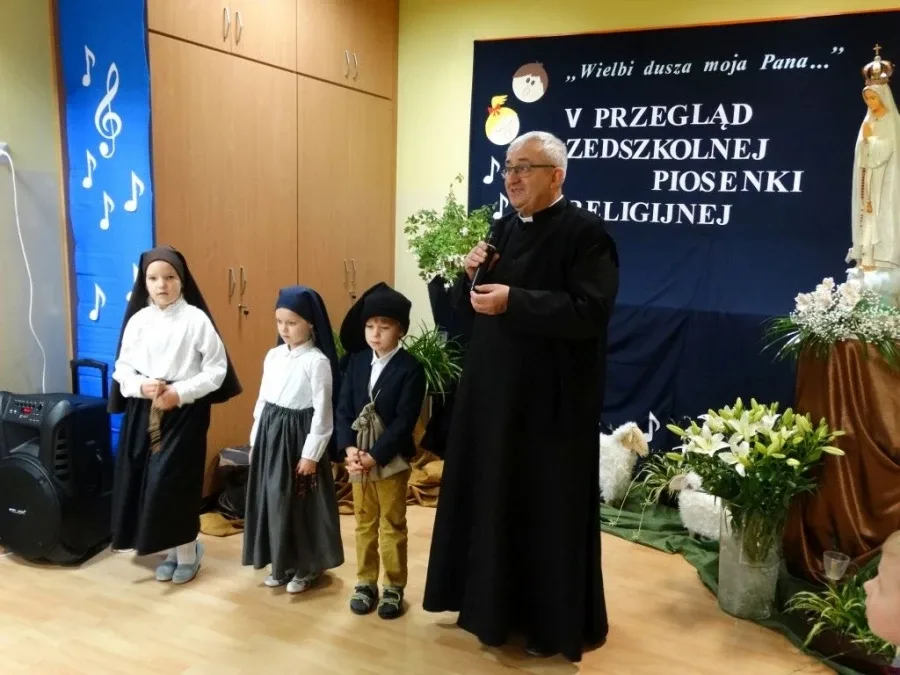 Przedszkolaki w piosence religijnej (zdjęcia)