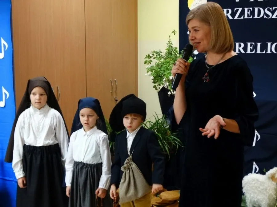 Przedszkolaki w piosence religijnej (zdjęcia)