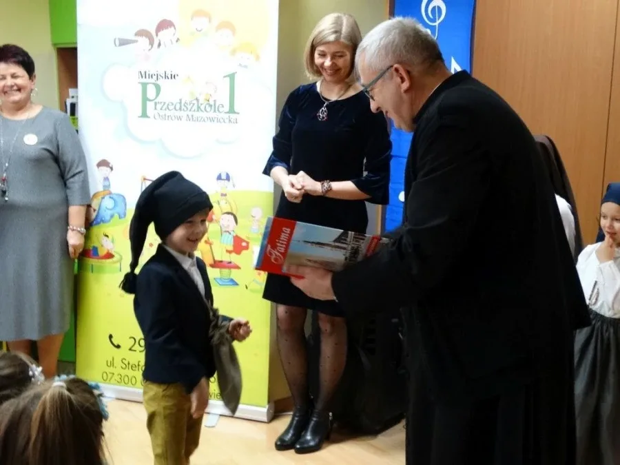 Przedszkolaki w piosence religijnej (zdjęcia)