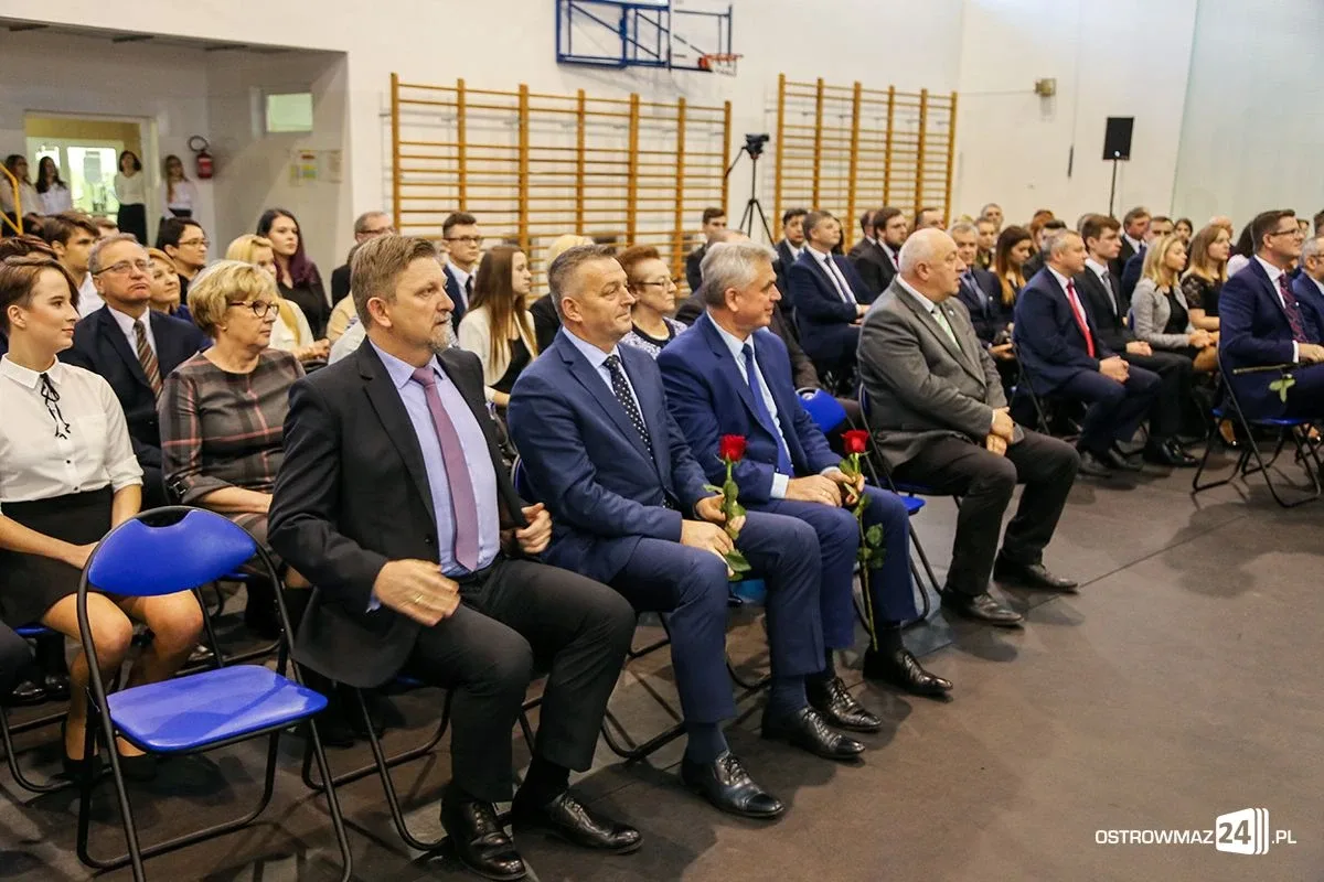 Wręczono stypendia Prezesa Rady Ministrów. Nagrodzono siedmioro uczniów z powiatu ostrowskiego (zdjęcia, wideo)