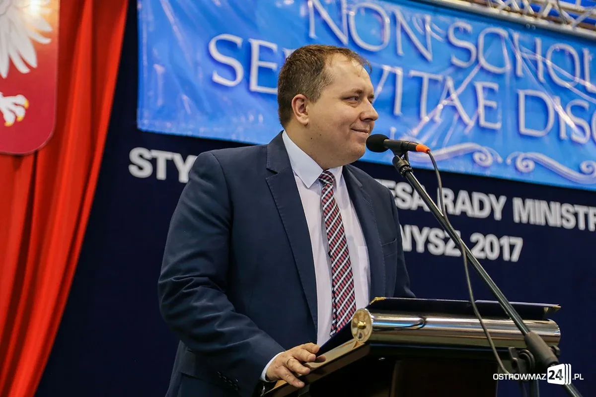 Wręczono stypendia Prezesa Rady Ministrów. Nagrodzono siedmioro uczniów z powiatu ostrowskiego (zdjęcia, wideo)