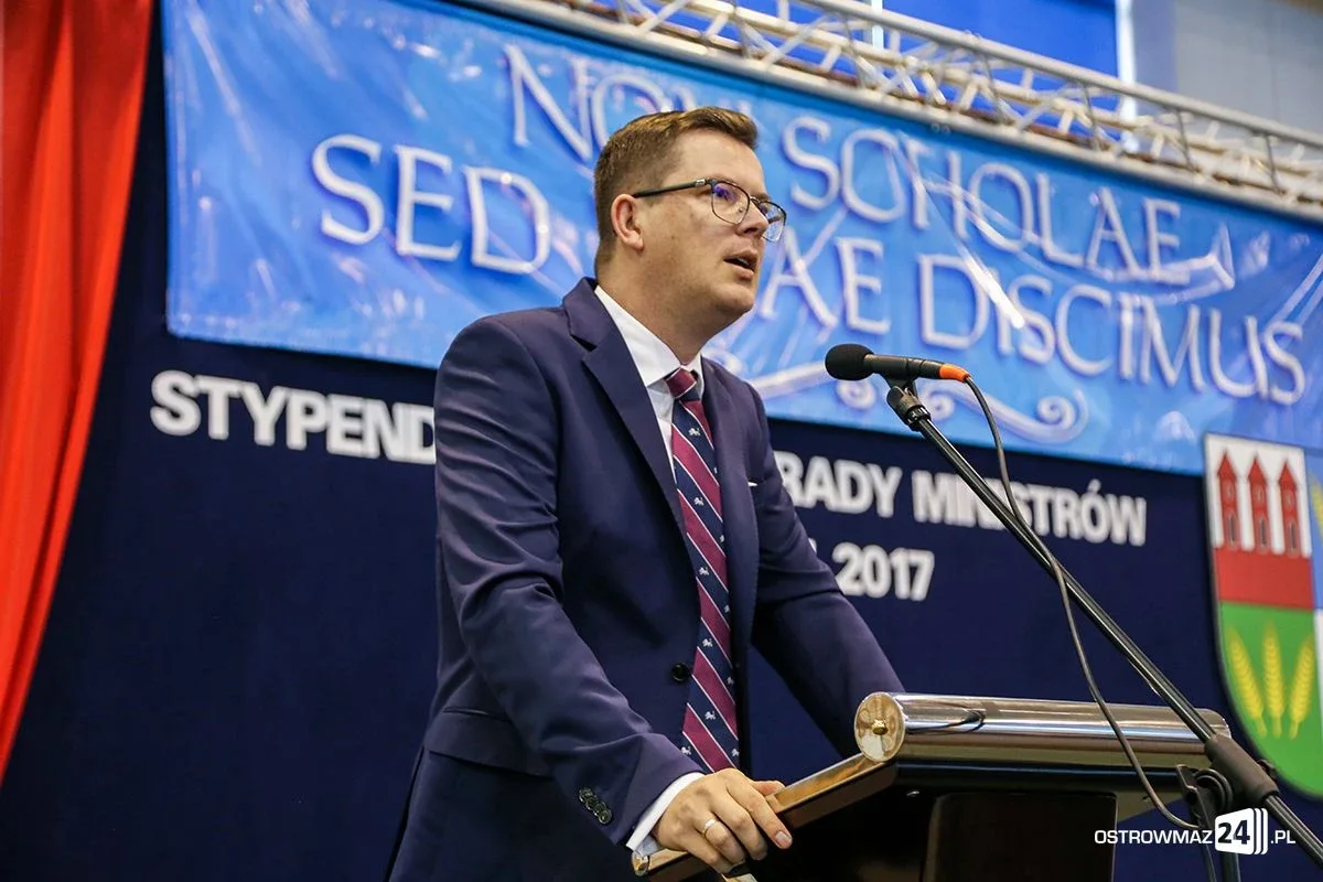 Wręczono stypendia Prezesa Rady Ministrów. Nagrodzono siedmioro uczniów z powiatu ostrowskiego (zdjęcia, wideo)
