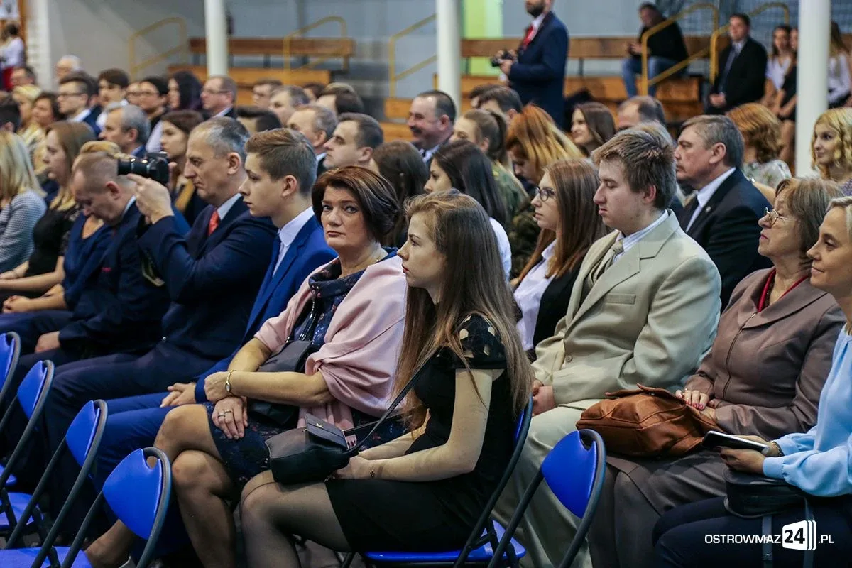 Wręczono stypendia Prezesa Rady Ministrów. Nagrodzono siedmioro uczniów z powiatu ostrowskiego (zdjęcia, wideo)