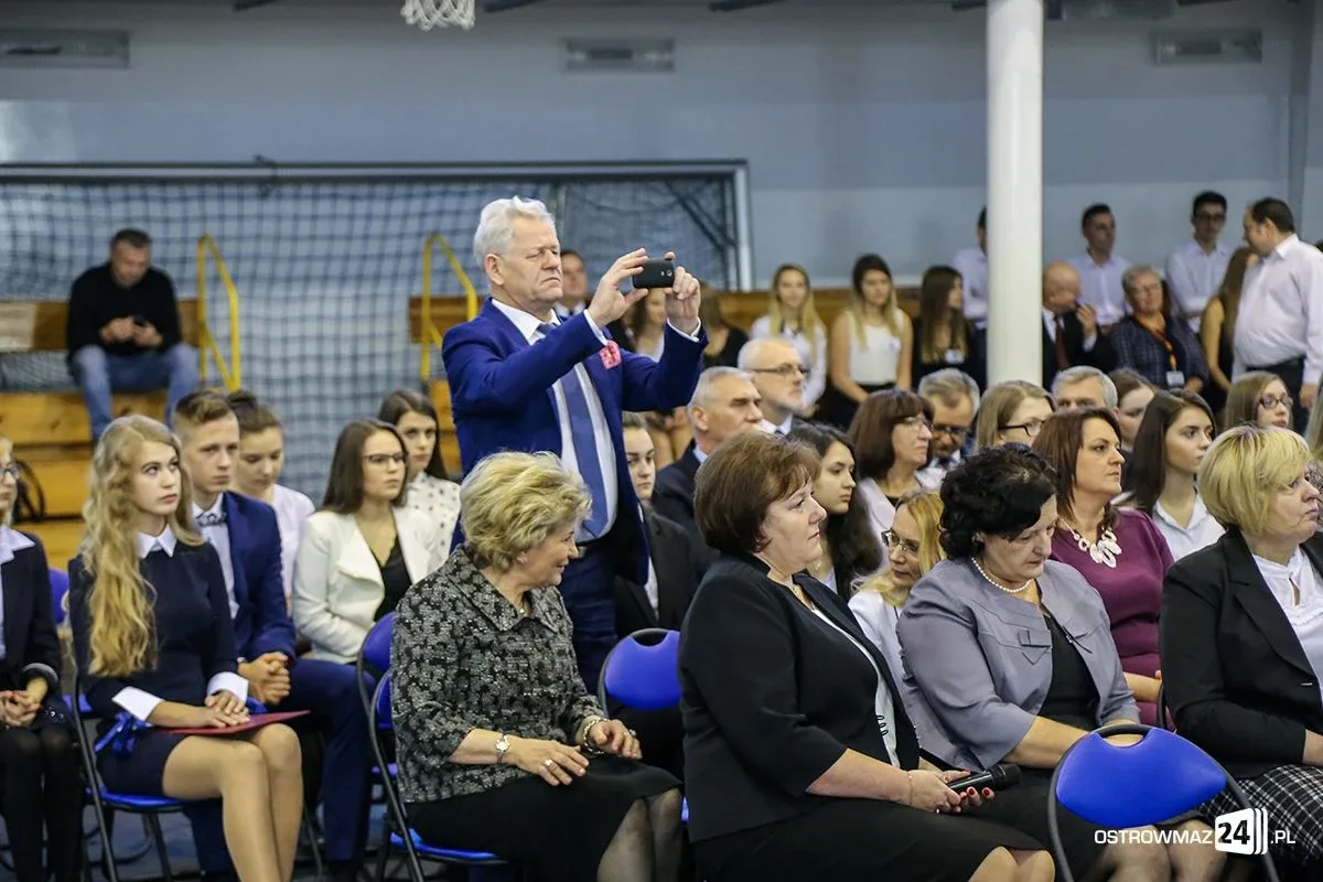 Wręczono stypendia Prezesa Rady Ministrów. Nagrodzono siedmioro uczniów z powiatu ostrowskiego (zdjęcia, wideo)