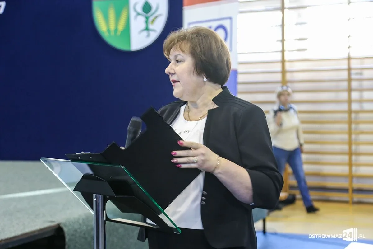 Wręczono stypendia Prezesa Rady Ministrów. Nagrodzono siedmioro uczniów z powiatu ostrowskiego (zdjęcia, wideo)