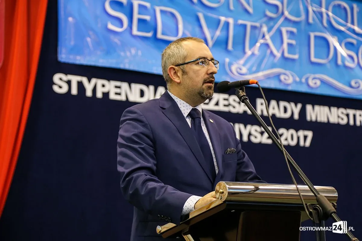 Wręczono stypendia Prezesa Rady Ministrów. Nagrodzono siedmioro uczniów z powiatu ostrowskiego (zdjęcia, wideo)