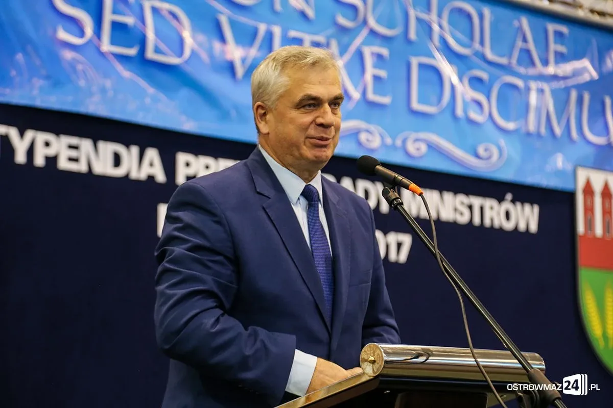 Wręczono stypendia Prezesa Rady Ministrów. Nagrodzono siedmioro uczniów z powiatu ostrowskiego (zdjęcia, wideo)