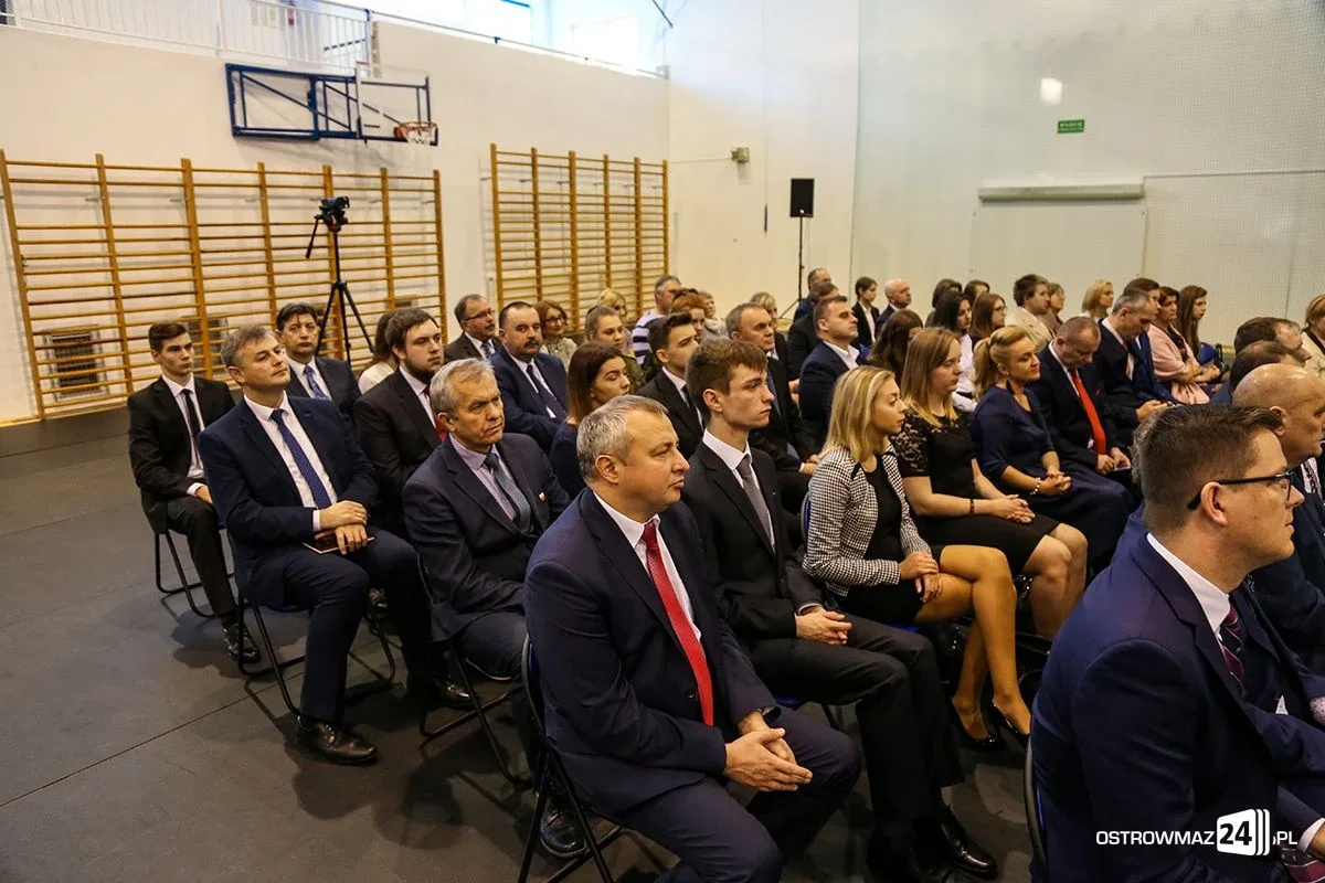 Wręczono stypendia Prezesa Rady Ministrów. Nagrodzono siedmioro uczniów z powiatu ostrowskiego (zdjęcia, wideo)