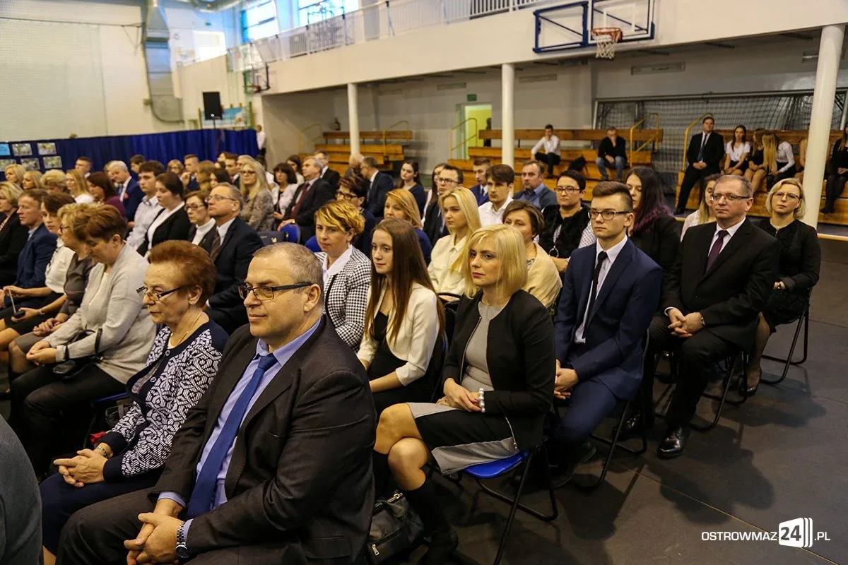 Wręczono stypendia Prezesa Rady Ministrów. Nagrodzono siedmioro uczniów z powiatu ostrowskiego (zdjęcia, wideo)
