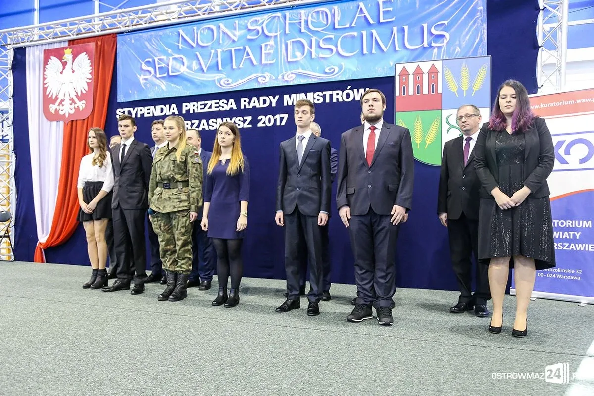 Wręczono stypendia Prezesa Rady Ministrów. Nagrodzono siedmioro uczniów z powiatu ostrowskiego (zdjęcia, wideo)
