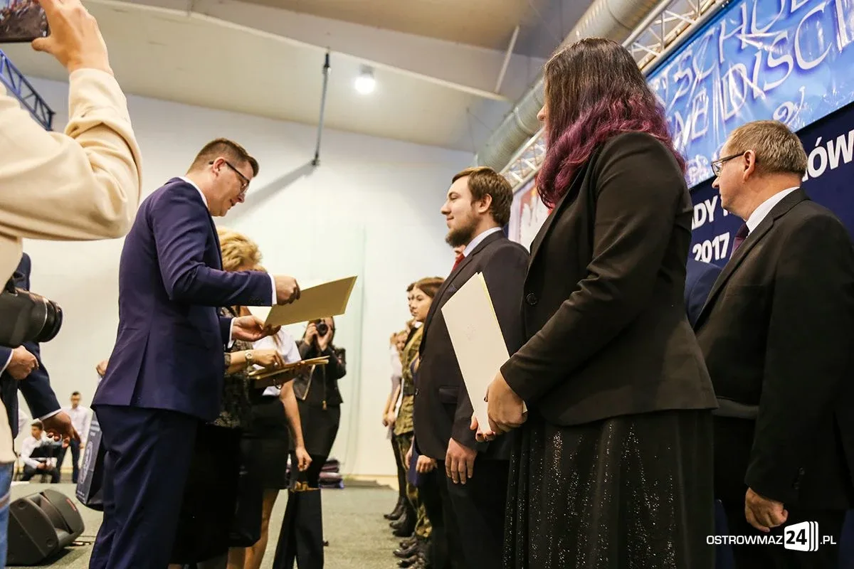 Wręczono stypendia Prezesa Rady Ministrów. Nagrodzono siedmioro uczniów z powiatu ostrowskiego (zdjęcia, wideo)