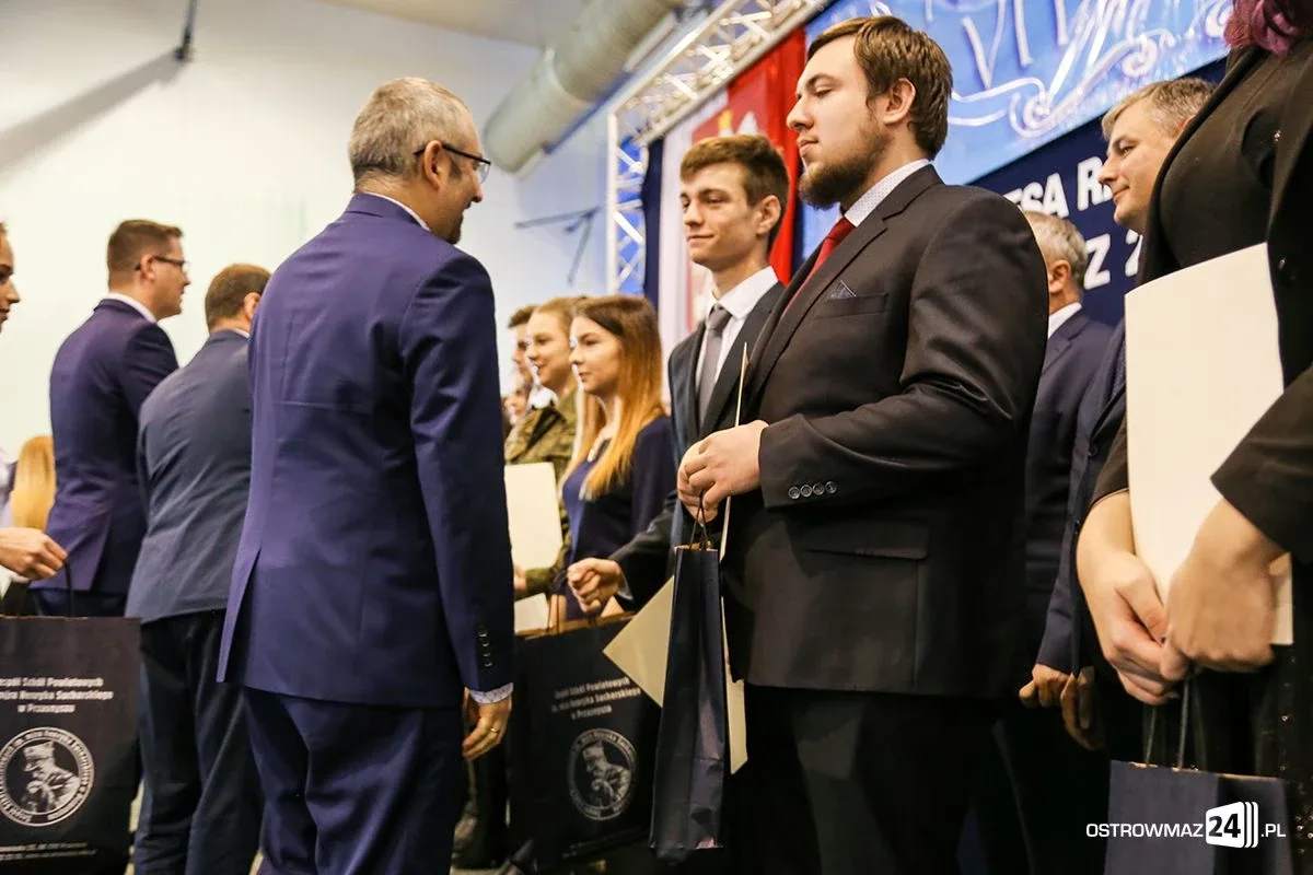 Wręczono stypendia Prezesa Rady Ministrów. Nagrodzono siedmioro uczniów z powiatu ostrowskiego (zdjęcia, wideo)