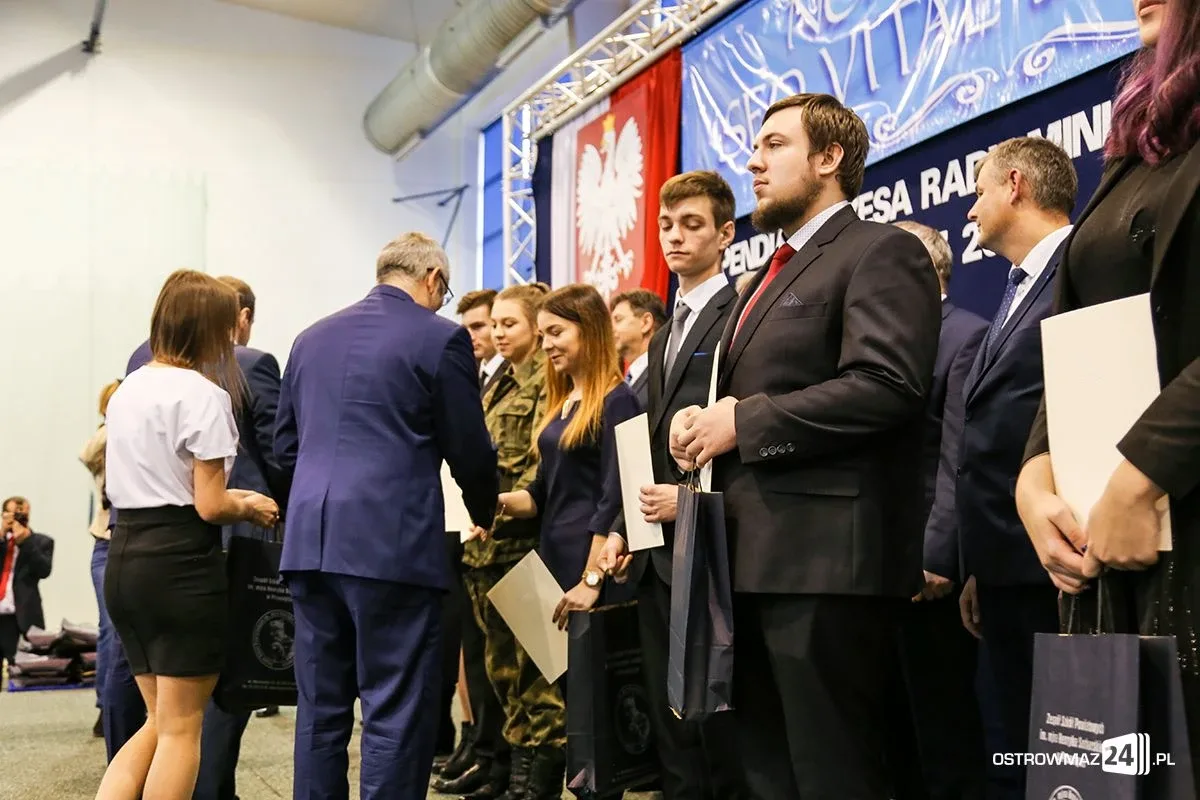 Wręczono stypendia Prezesa Rady Ministrów. Nagrodzono siedmioro uczniów z powiatu ostrowskiego (zdjęcia, wideo)