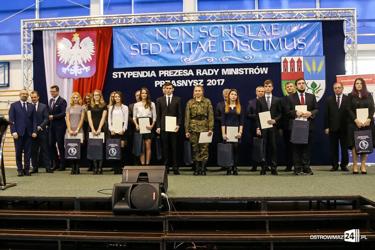 Wręczono stypendia Prezesa Rady Ministrów. Nagrodzono siedmioro uczniów z powiatu ostrowskiego (zdjęcia, wideo)