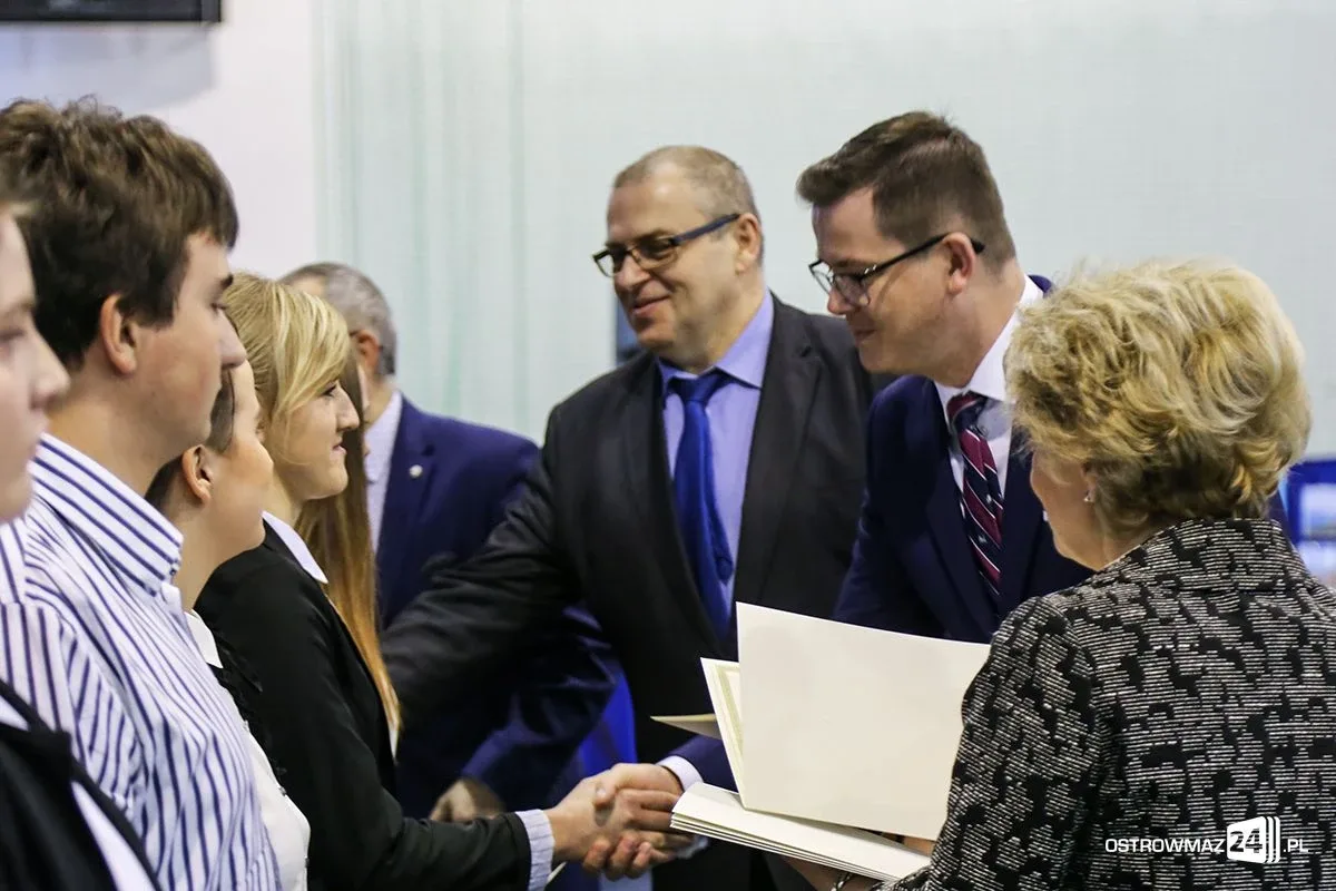 Wręczono stypendia Prezesa Rady Ministrów. Nagrodzono siedmioro uczniów z powiatu ostrowskiego (zdjęcia, wideo)
