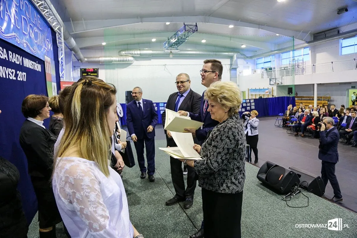 Wręczono stypendia Prezesa Rady Ministrów. Nagrodzono siedmioro uczniów z powiatu ostrowskiego (zdjęcia, wideo)