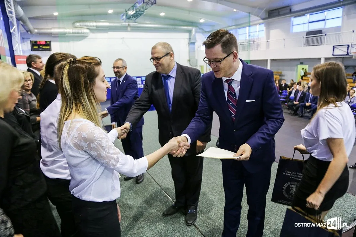 Wręczono stypendia Prezesa Rady Ministrów. Nagrodzono siedmioro uczniów z powiatu ostrowskiego (zdjęcia, wideo)