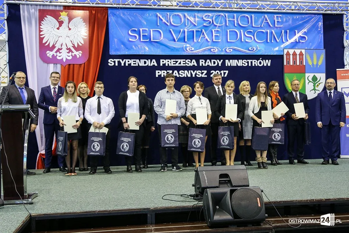 Wręczono stypendia Prezesa Rady Ministrów. Nagrodzono siedmioro uczniów z powiatu ostrowskiego (zdjęcia, wideo)