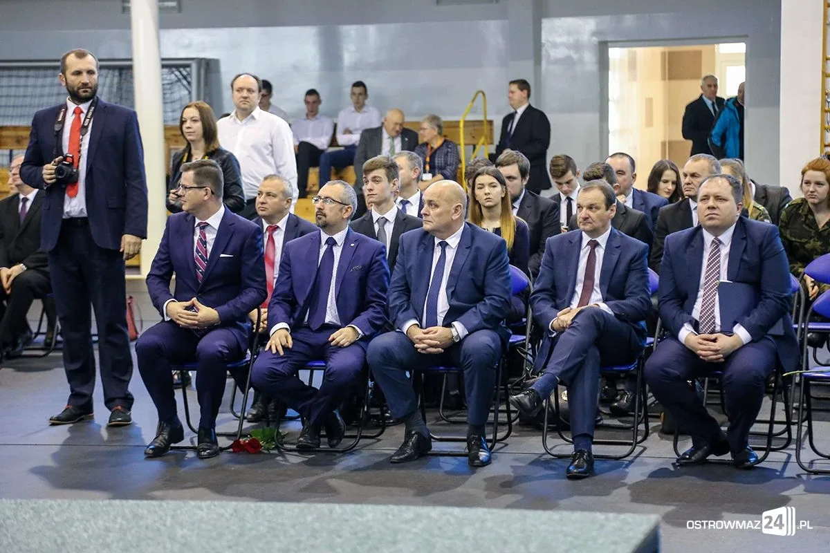Wręczono stypendia Prezesa Rady Ministrów. Nagrodzono siedmioro uczniów z powiatu ostrowskiego (zdjęcia, wideo)