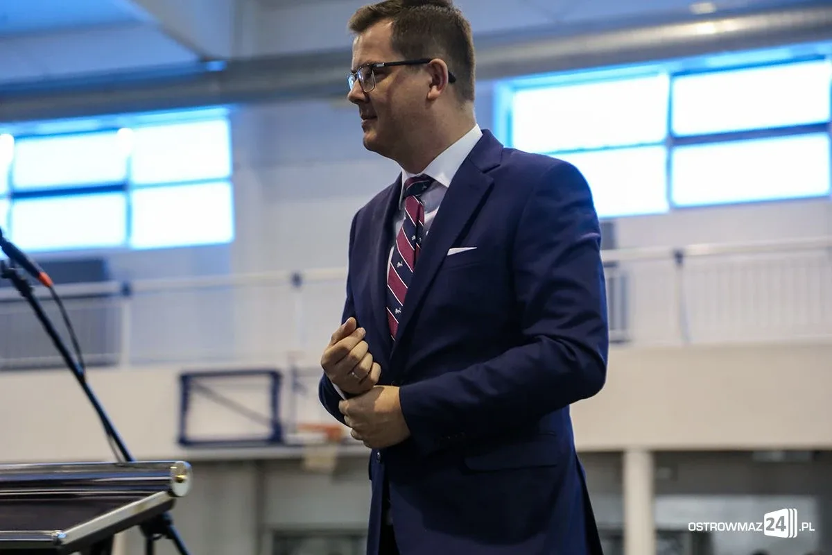 Wręczono stypendia Prezesa Rady Ministrów. Nagrodzono siedmioro uczniów z powiatu ostrowskiego (zdjęcia, wideo)