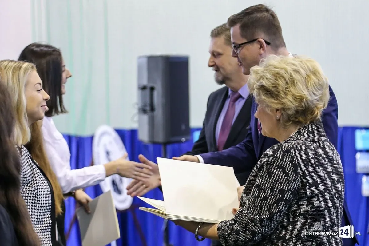 Wręczono stypendia Prezesa Rady Ministrów. Nagrodzono siedmioro uczniów z powiatu ostrowskiego (zdjęcia, wideo)