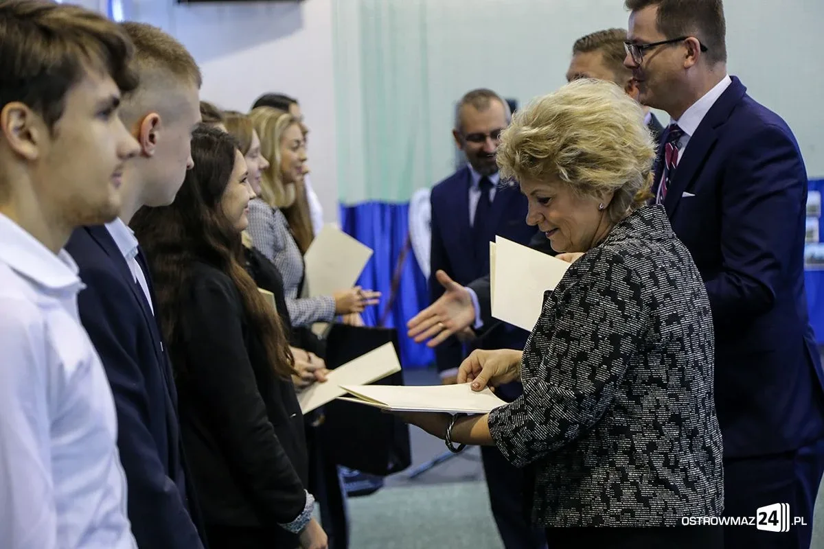Wręczono stypendia Prezesa Rady Ministrów. Nagrodzono siedmioro uczniów z powiatu ostrowskiego (zdjęcia, wideo)