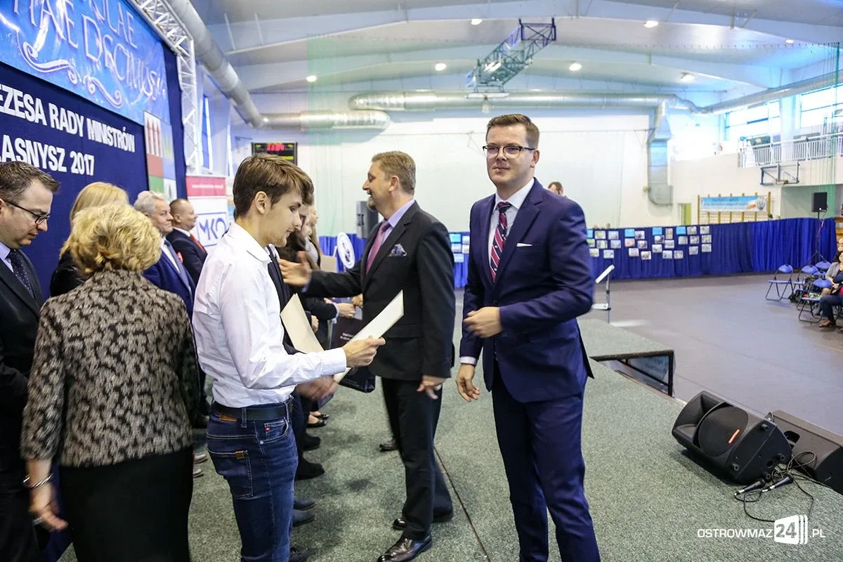 Wręczono stypendia Prezesa Rady Ministrów. Nagrodzono siedmioro uczniów z powiatu ostrowskiego (zdjęcia, wideo)