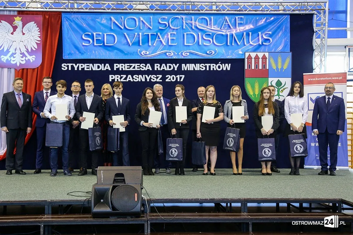 Wręczono stypendia Prezesa Rady Ministrów. Nagrodzono siedmioro uczniów z powiatu ostrowskiego (zdjęcia, wideo)