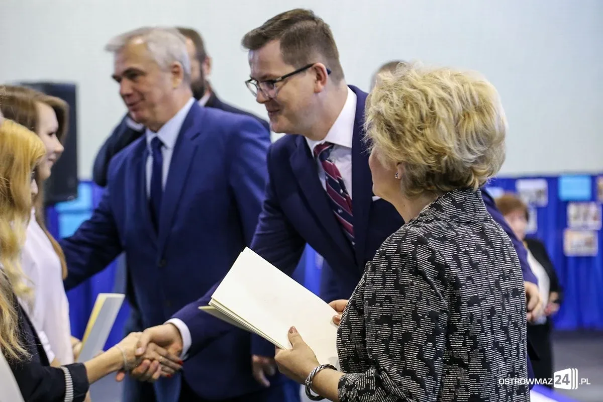 Wręczono stypendia Prezesa Rady Ministrów. Nagrodzono siedmioro uczniów z powiatu ostrowskiego (zdjęcia, wideo)