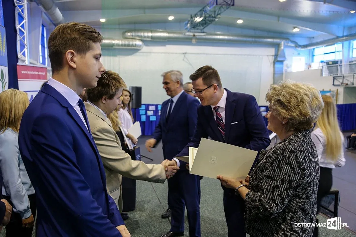 Wręczono stypendia Prezesa Rady Ministrów. Nagrodzono siedmioro uczniów z powiatu ostrowskiego (zdjęcia, wideo)