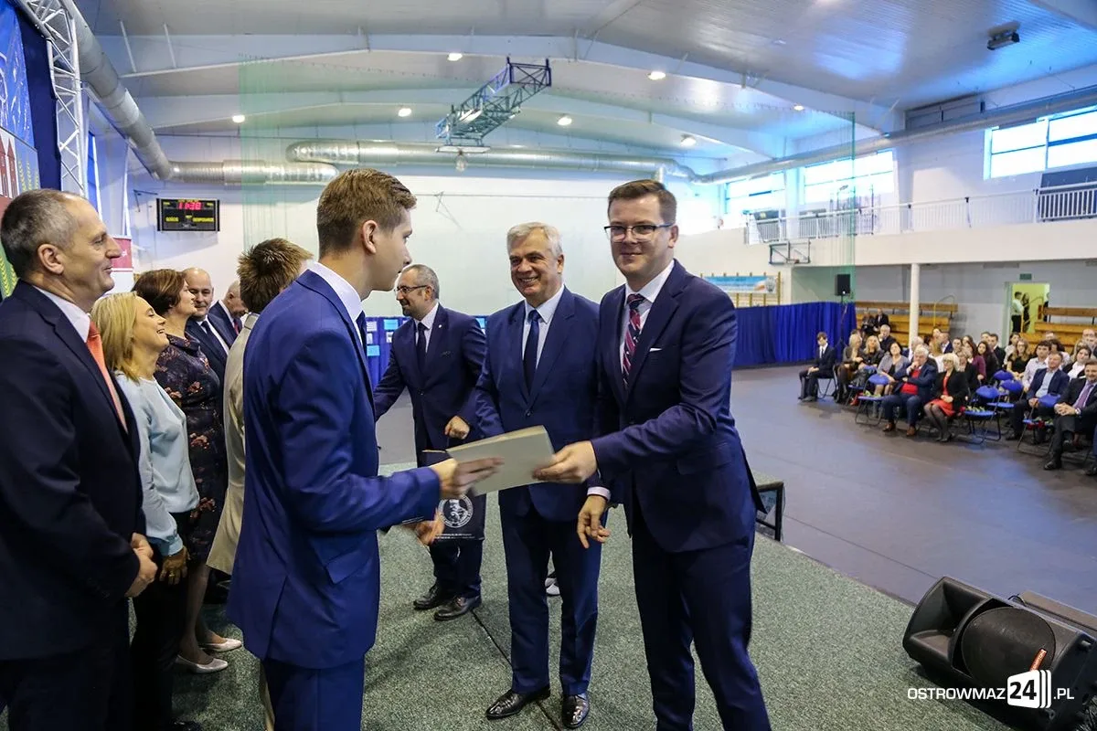 Wręczono stypendia Prezesa Rady Ministrów. Nagrodzono siedmioro uczniów z powiatu ostrowskiego (zdjęcia, wideo)