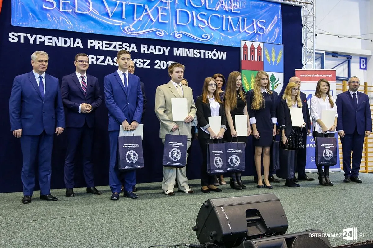 Wręczono stypendia Prezesa Rady Ministrów. Nagrodzono siedmioro uczniów z powiatu ostrowskiego (zdjęcia, wideo)