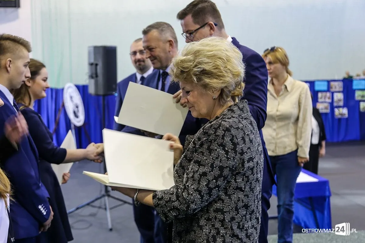 Wręczono stypendia Prezesa Rady Ministrów. Nagrodzono siedmioro uczniów z powiatu ostrowskiego (zdjęcia, wideo)