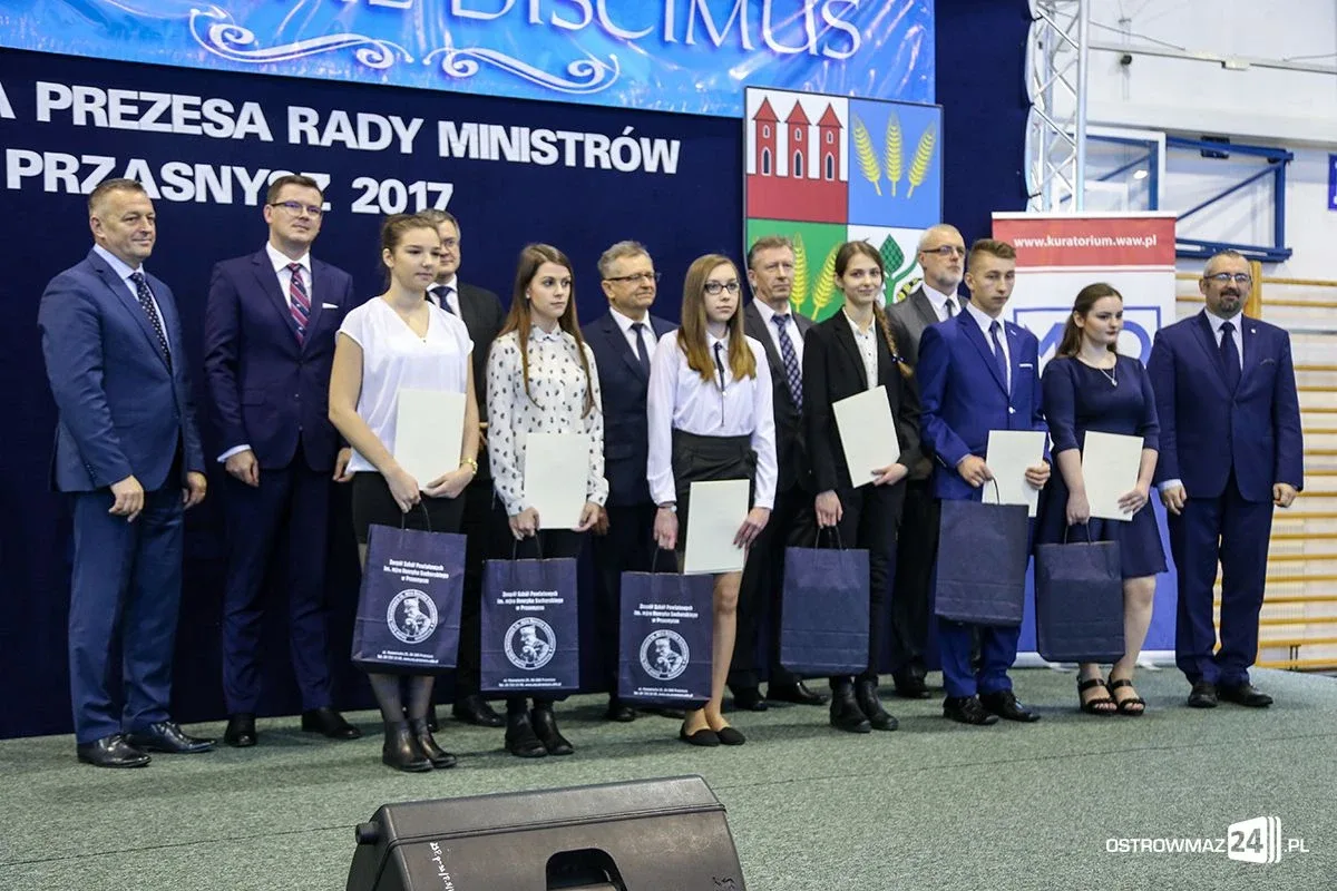 Wręczono stypendia Prezesa Rady Ministrów. Nagrodzono siedmioro uczniów z powiatu ostrowskiego (zdjęcia, wideo)