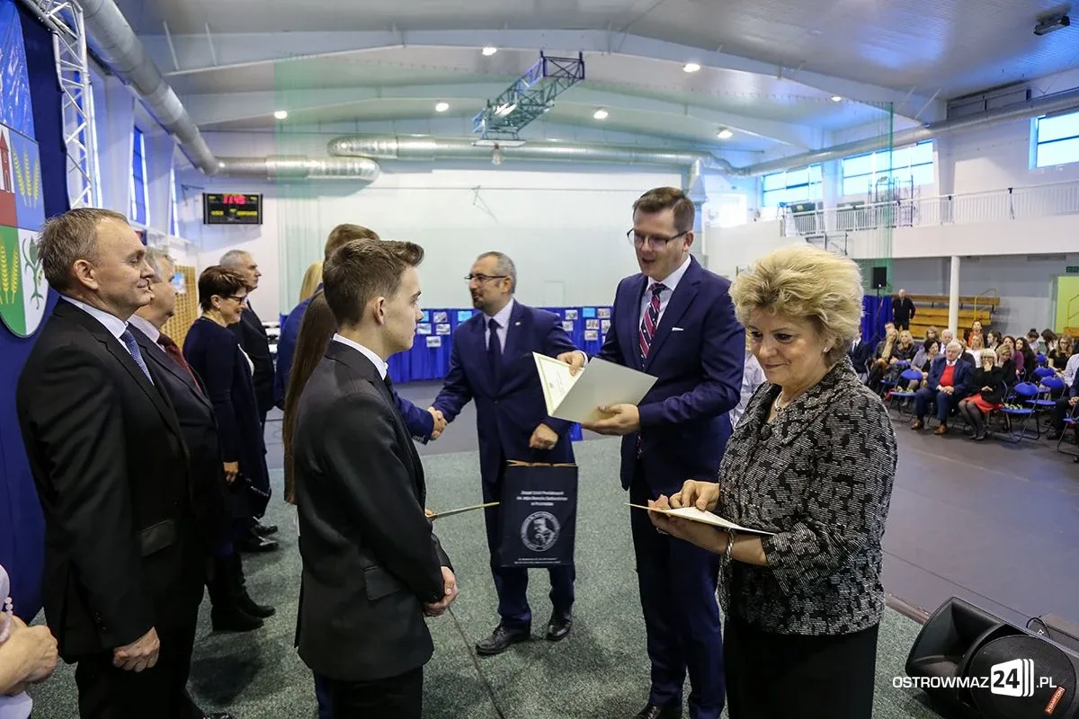 Wręczono stypendia Prezesa Rady Ministrów. Nagrodzono siedmioro uczniów z powiatu ostrowskiego (zdjęcia, wideo)